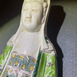 Een Chinese verte biscuit figuur van Guanyin op lotustroon, Kangxi — foto 13