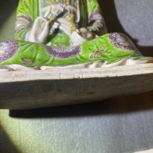 Een Chinese verte biscuit figuur van Guanyin op lotustroon, Kangxi — foto 15