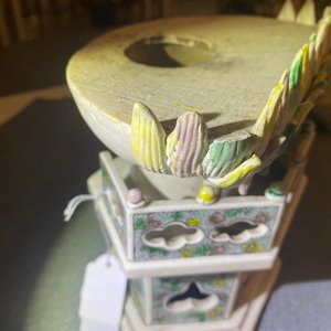 Een Chinese verte biscuit figuur van Guanyin op lotustroon, Kangxi — foto 19