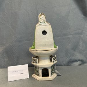 Een Chinese verte biscuit figuur van Guanyin op lotustroon, Kangxi — foto 28