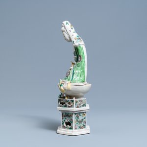 Een Chinese verte biscuit figuur van Guanyin op lotustroon, Kangxi — foto 5