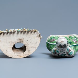 Een Chinese verte biscuit figuur van Guanyin op lotustroon, Kangxi — foto 7