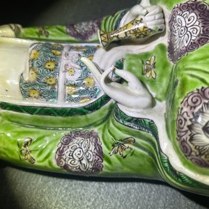 Een Chinese verte biscuit figuur van Guanyin op lotustroon, Kangxi — foto 8