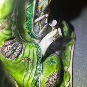 Een Chinese verte biscuit figuur van Guanyin op lotustroon, Kangxi — foto 9