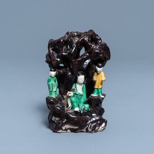 Een Chinese verte biscuit groep van figuren bij een grot, Kangxi — foto 1