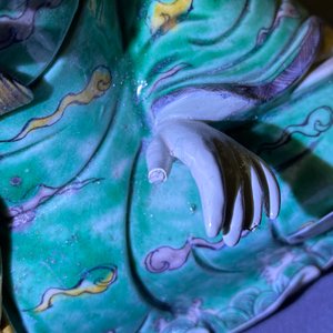 Een Chinese verte biscuit groep van Guanyin met kind op lotustroon, Kangxi — foto 19