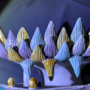 Een Chinese verte biscuit groep van Guanyin met kind op lotustroon, Kangxi — foto 23