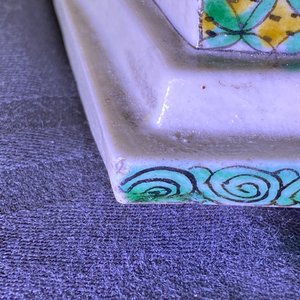 Een Chinese verte biscuit groep van Guanyin met kind op lotustroon, Kangxi — foto 31