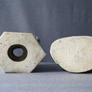 Een Chinese verte biscuit groep van Guanyin met kind op lotustroon, Kangxi — foto 35