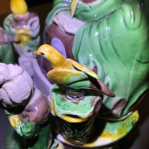 Een Chinese verte biscuit groep van Guanyin op lotustroon, 18e eeuw — foto 11