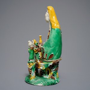 Een Chinese verte biscuit groep van Guanyin op lotustroon, 18e eeuw — foto 2