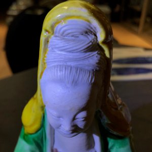 Een Chinese verte biscuit groep van Guanyin op lotustroon, 18e eeuw — foto 8
