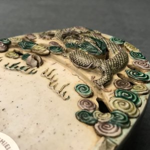 Een Chinese verte biscuit inktsteen met een draak en kraanvogels, Kangxi — foto 18