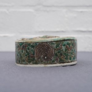 Een Chinese verte biscuit inktsteen met een draak en kraanvogels, Kangxi — foto 8