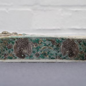 Een Chinese verte biscuit inktsteen met een draak en kraanvogels, Kangxi — foto 9