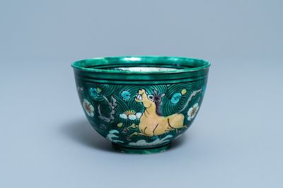 Een Chinese verte biscuit kom met paarden, Kangxi