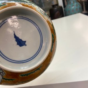 Een Chinese verte biscuit kom op houten sokkel, 19e eeuw — foto 12