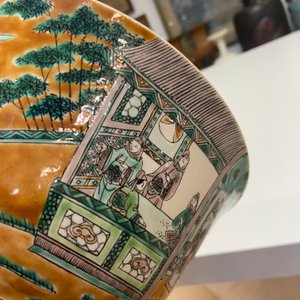 Een Chinese verte biscuit kom op houten sokkel, 19e eeuw — foto 15