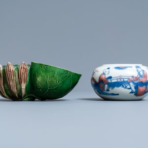 Een Chinese verte biscuit 'lotus' waterdruppelaar en een blauw-witte en koperrode penselenwasser, Kangxi en 19e eeuw — foto 2