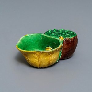 Een Chinese verte biscuit lotusvormige waterdruppelaar, Kangxi — foto 1