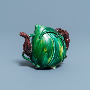 Een Chinese verte biscuit perzikvormige cadogan theepot, Kangxi — foto 1