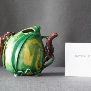 Een Chinese verte biscuit perzikvormige cadogan theepot, Kangxi — foto 8