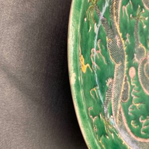 Een Chinese verte biscuit schotel met een draak, Kangxi merk, 19e eeuw — foto 13