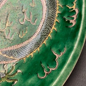 Een Chinese verte biscuit schotel met een draak, Kangxi merk, 19e eeuw — foto 9