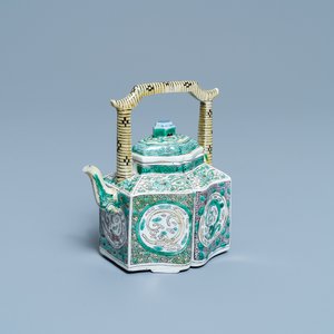Een Chinese verte biscuit theepot met deksel, Kangxi — foto 1