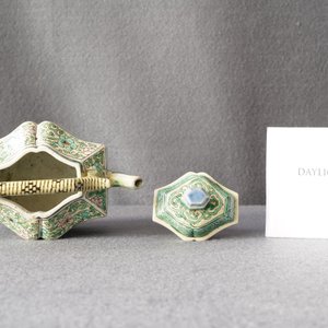 Een Chinese verte biscuit theepot met deksel, Kangxi — foto 10