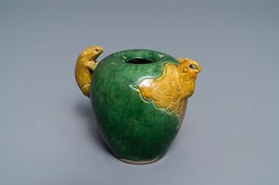 Een Chinese verte biscuit waterdruppelaar in de vorm van een feniks, Ming of Kangxi