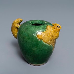 Een Chinese verte biscuit waterdruppelaar in de vorm van een feniks, Ming of Kangxi — foto 1