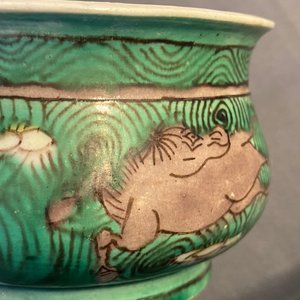 Een Chinese verte biscuit wierookbrander met paarden, Kangxi — foto 9