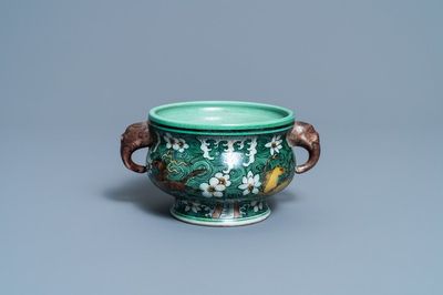 Een Chinese verte biscuit wierookbrander met 'vlammende paarden', Jiajing merk, 18/19e eeuw