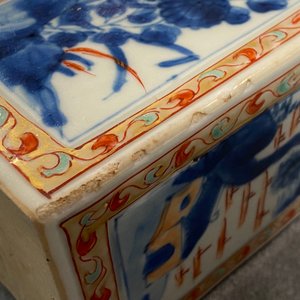 Een Chinese verte-Imari fles met florale en landschapspanelen, Kangxi — foto 11