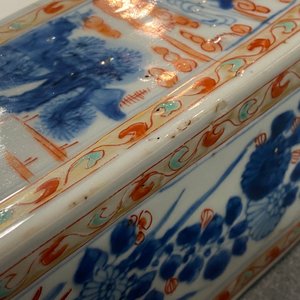 Een Chinese verte-Imari fles met florale en landschapspanelen, Kangxi — foto 13