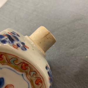 Een Chinese verte-Imari fles met florale en landschapspanelen, Kangxi — foto 8