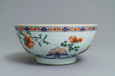 Een Chinese verte-Imari kom met floraal decor, Kangxi
