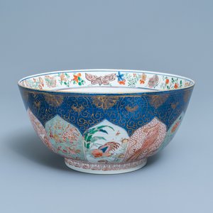 Een Chinese verte-Imari kom met poederblauwe fondkleur, Kangxi — foto 1