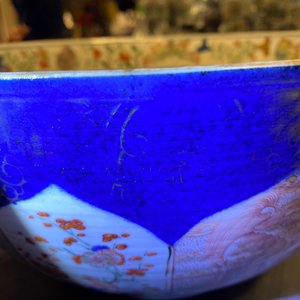 Een Chinese verte-Imari kom met poederblauwe fondkleur, Kangxi — foto 12