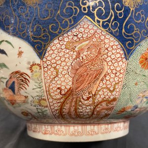 Een Chinese verte-Imari kom met poederblauwe fondkleur, Kangxi — foto 18