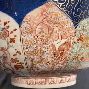 Een Chinese verte-Imari kom met poederblauwe fondkleur, Kangxi — foto 20
