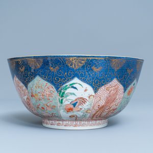 Een Chinese verte-Imari kom met poederblauwe fondkleur, Kangxi — foto 2