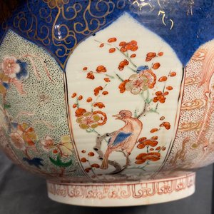 Een Chinese verte-Imari kom met poederblauwe fondkleur, Kangxi — foto 21