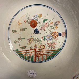 Een Chinese verte-Imari kom met poederblauwe fondkleur, Kangxi — foto 22