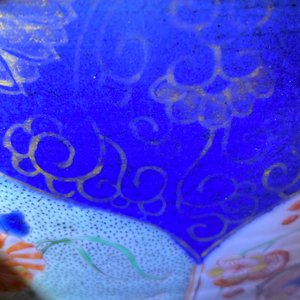 Een Chinese verte-Imari kom met poederblauwe fondkleur, Kangxi — foto 9