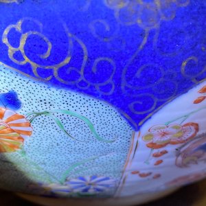 Een Chinese verte-Imari kom met poederblauwe fondkleur, Kangxi — foto 10