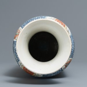 Een Chinese verte-Imari rouleau vaas met floraal decor, Kangxi — foto 6