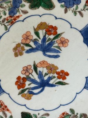 Een Chinese verte-Imari schotel met floraal decor, Kangxi — foto 2