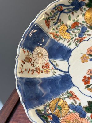 Een Chinese verte-Imari schotel met floraal decor, Kangxi — foto 5